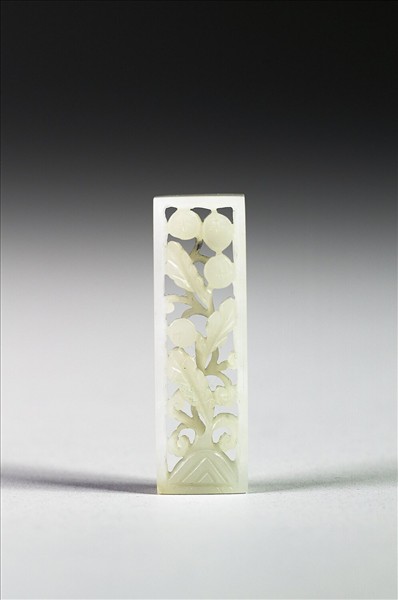 玉魚龍花草紋帶飾