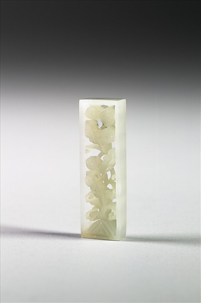 玉魚龍花草紋帶飾