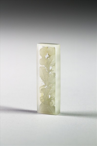 玉魚龍花草紋帶飾