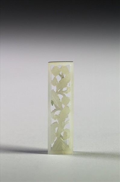 玉魚龍花草紋帶飾