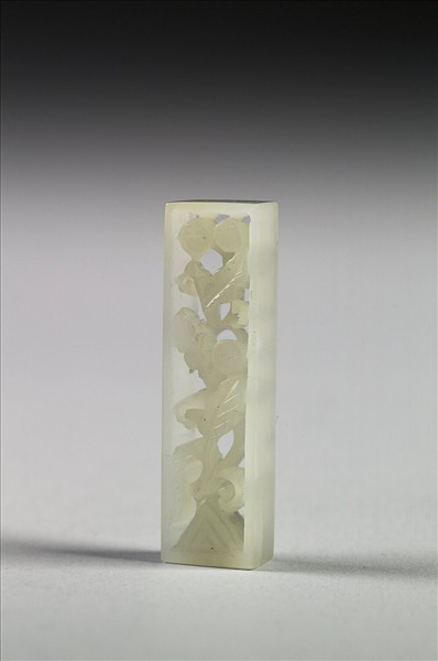 玉魚龍花草紋帶飾