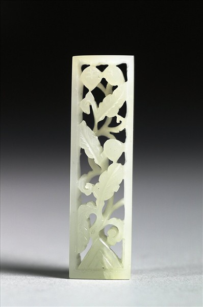 玉魚龍花草紋帶飾