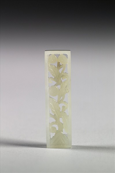 玉魚龍花草紋帶飾