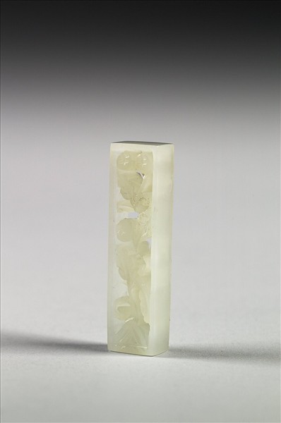 玉魚龍花草紋帶飾