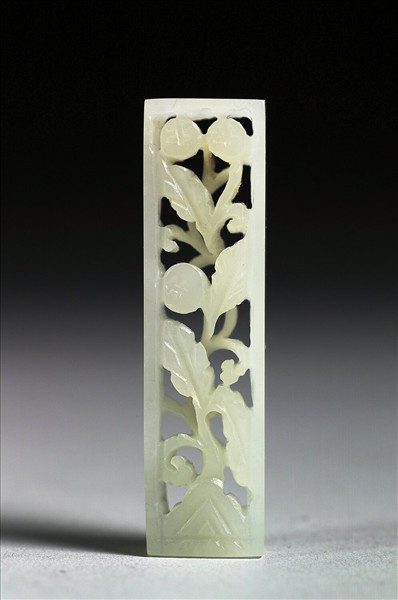 玉魚龍花草紋帶飾