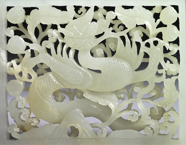 玉魚龍花草紋帶飾