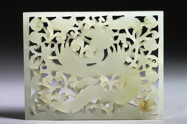 玉魚龍花草紋帶飾