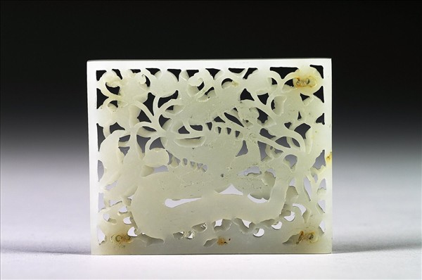 玉魚龍花草紋帶飾