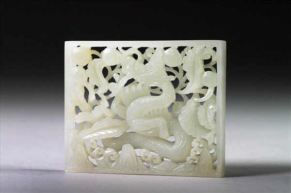 玉魚龍花草紋帶飾