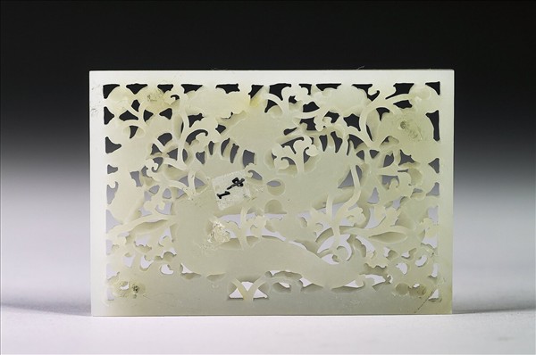 玉魚龍花草紋帶飾