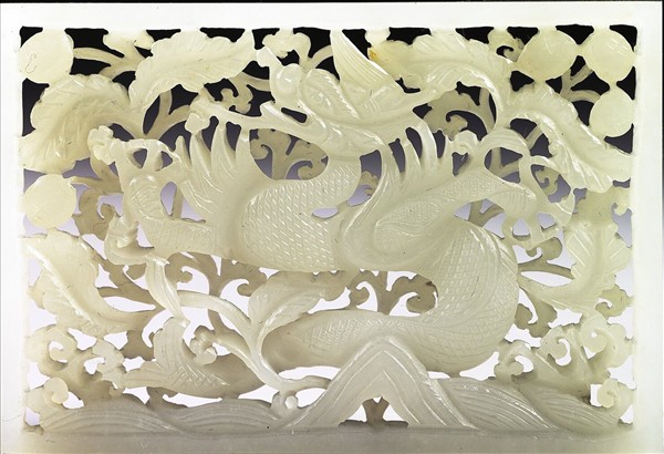 玉魚龍花草紋帶飾