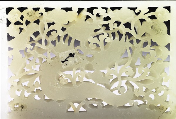 玉魚龍花草紋帶飾