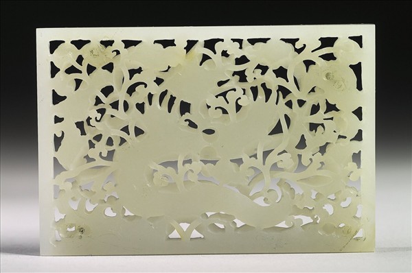 玉魚龍花草紋帶飾