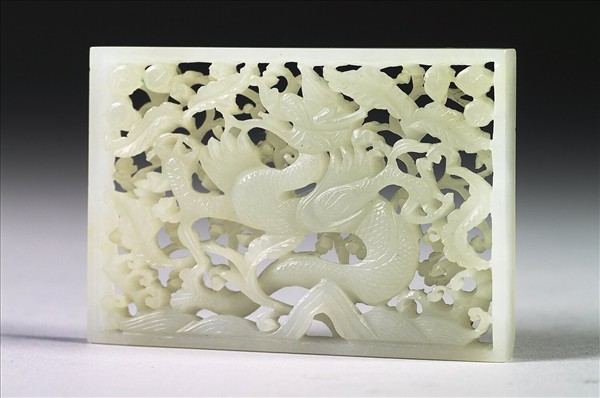 玉魚龍花草紋帶飾