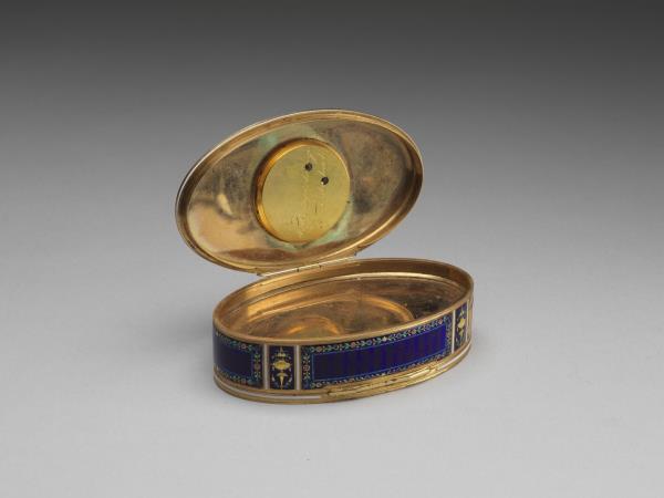 銅胎琺瑯嵌珠鑲錶鼻煙盒