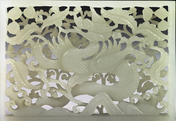 玉魚龍花草紋帶飾