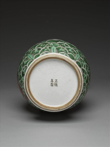 五彩波濤龍紋瓶