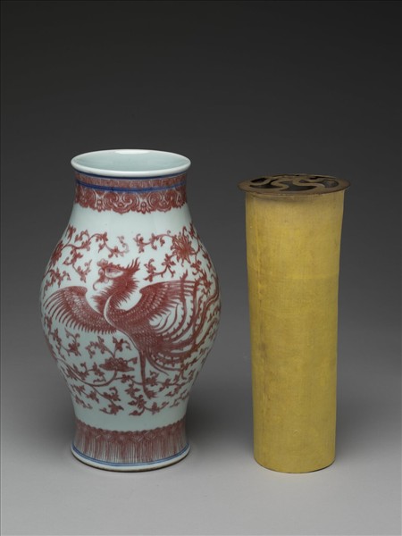 釉裡紅穿花鳳凰紋橄欖瓶