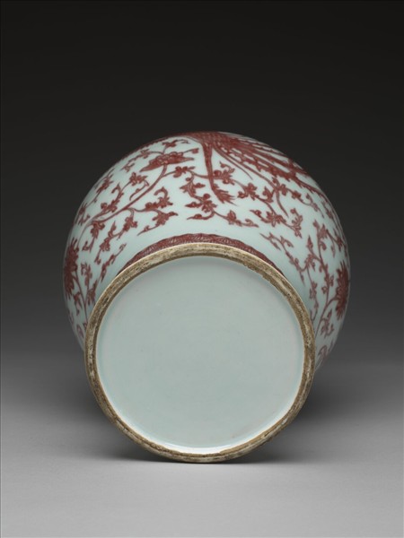 釉裡紅穿花鳳凰紋橄欖瓶