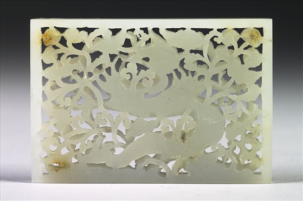 玉魚龍花草紋帶飾