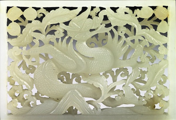 玉魚龍花草紋帶飾