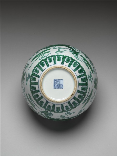 綠彩龍紋罐