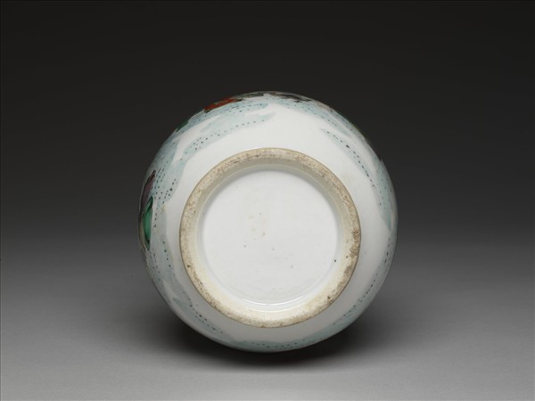 五彩人物蟠螭紋獸耳瓶