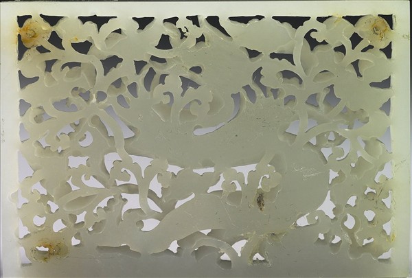 玉魚龍花草紋帶飾