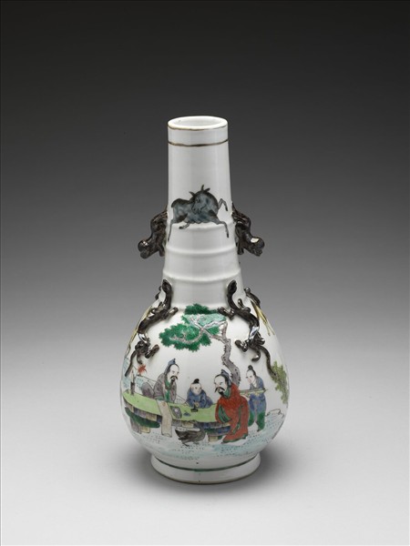 五彩人物蟠螭紋獸耳瓶