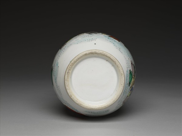 五彩人物蟠螭紋獸耳瓶