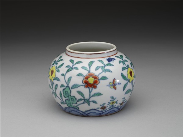 鬥彩花蝶紋罐