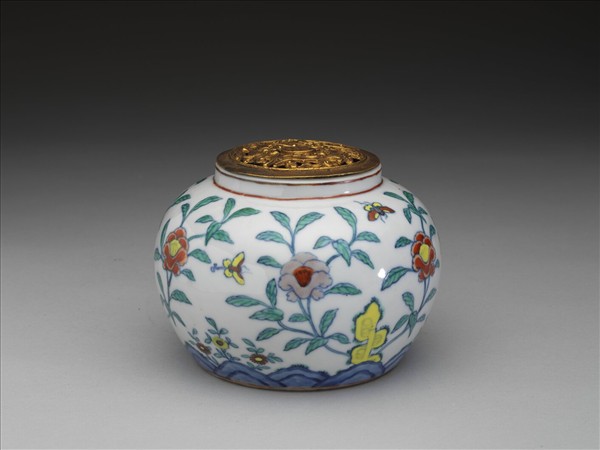 鬥彩花蝶紋罐