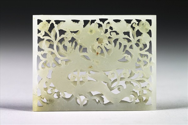 玉魚龍花草紋帶飾