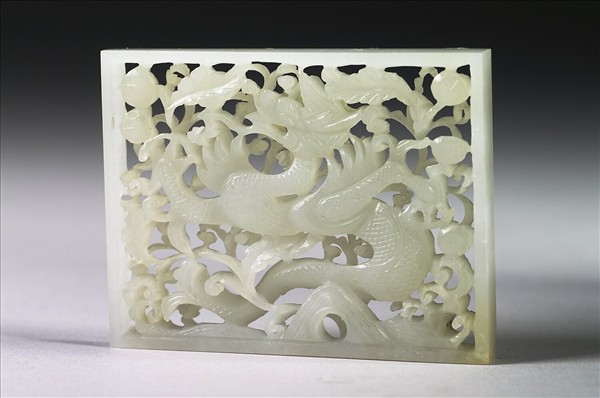 玉魚龍花草紋帶飾