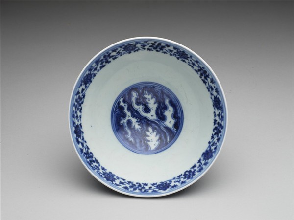 青花波濤纏枝蓮紋碗