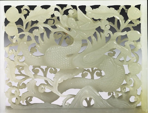 玉魚龍花草紋帶飾