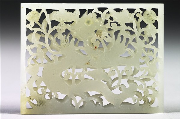 玉魚龍花草紋帶飾