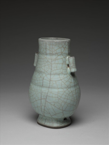 青瓷貫耳穿帶壺