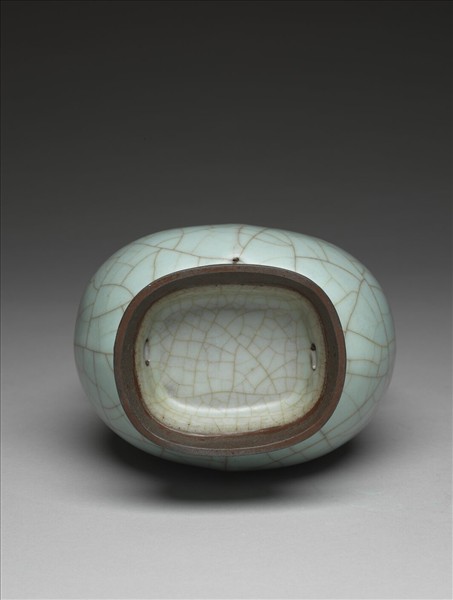 青瓷貫耳穿帶壺