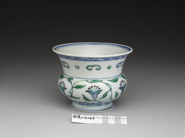 青花加彩花卉渣斗- 故宮