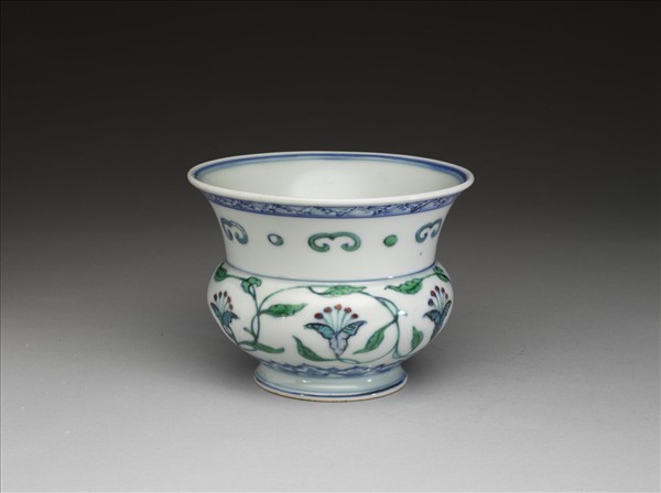 青花加彩花卉渣斗