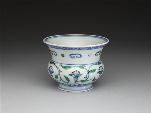 青花加彩花卉渣斗