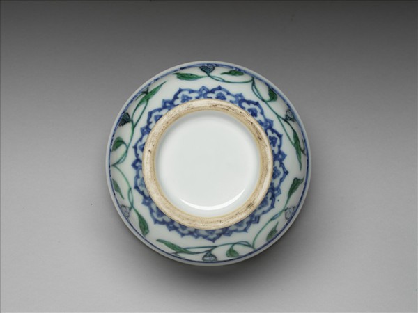 青花加彩花卉渣斗