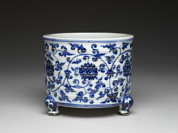 青花纏枝蓮紋三足爐