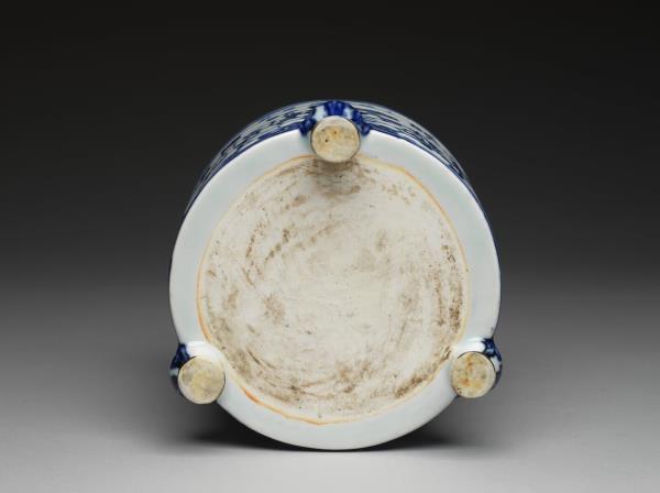 青花纏枝蓮紋三足爐