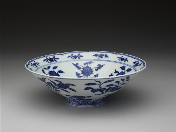 青花花果紋葵口碗