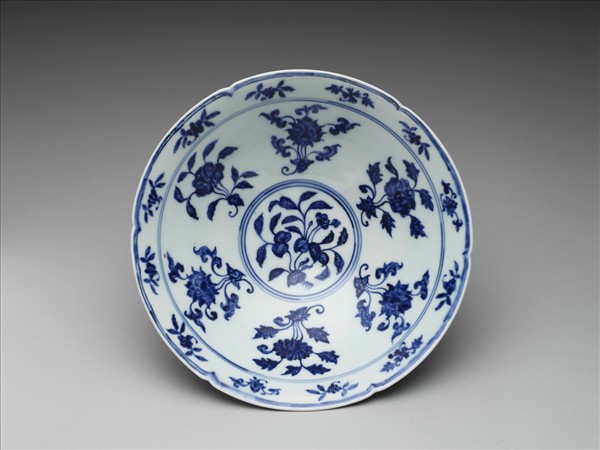 青花花果紋葵口碗