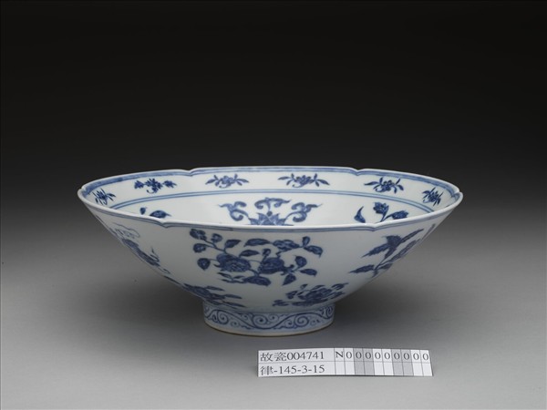 青花花果紋葵口碗