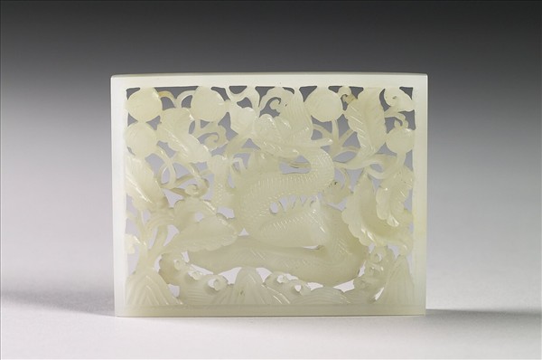 玉魚龍花草紋帶飾