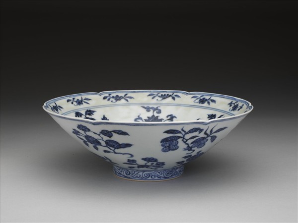 青花花果紋葵口碗